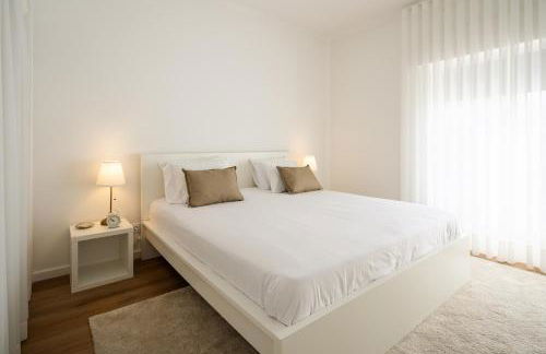 Bright & Spacious Villa by Beach - Photo 18