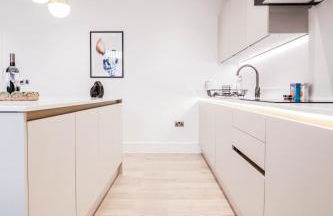 The Abbey Apartment - 1BR Apt with Dedicated Workspace, Fast Wifi & Stylish Kitchen Island & Free Secure Underground Parking - Foto 13