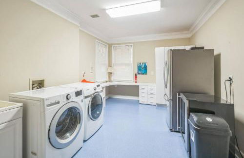 Elegant 5BR Retreat Pool & Yard - Foto 28