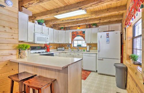 Rustic Duck Creek Village Cabin with Fire Pit! - Foto 9