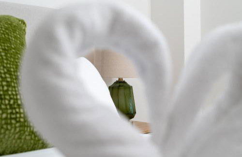 Modern Canal-Side Apartment in Milton Keynes - Photo 30