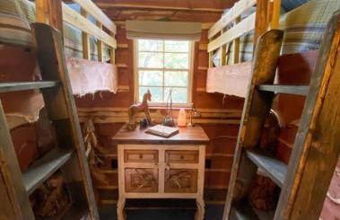 Hobbit Treehouse with waterfall on the Brazos River! 350 acres! Tubing! Petting zoo! - Foto 19