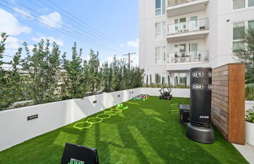 Modern 1BR LA l Workspace Pool Gym - Foto 12