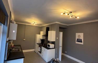 Affordable Luxury 2 Stunning apartment Sunderland close to City centre hospital Crown Works Studio and Nissan - Foto 11
