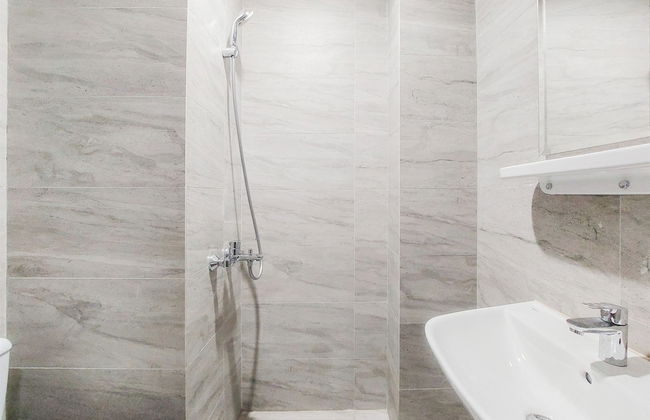 Homey And Cozy Living Studio At Collins Boulevard Apartment - Photo 8