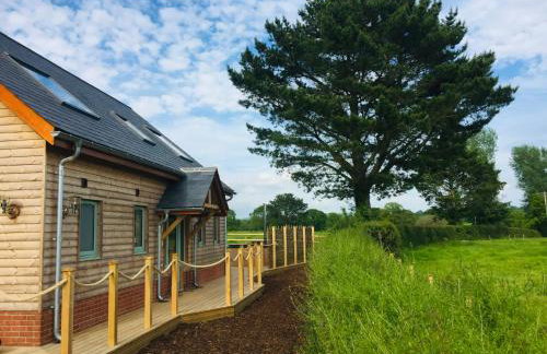 Deer Den timber clad cabin with hot tub, up private lane - Photo 24