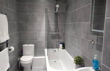 Hazel 1-Bedroom Flat, Parking, WiFi, Netflix, Prime location - Foto 9