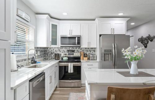 Wood Circle House - Dog Friendly with Fenced in Backyard - Foto 19