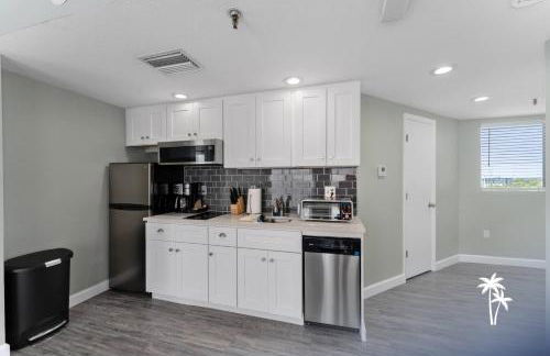 Lake View Top Floor 2 Bed 2 Bath Condo with Balcony - Foto 6