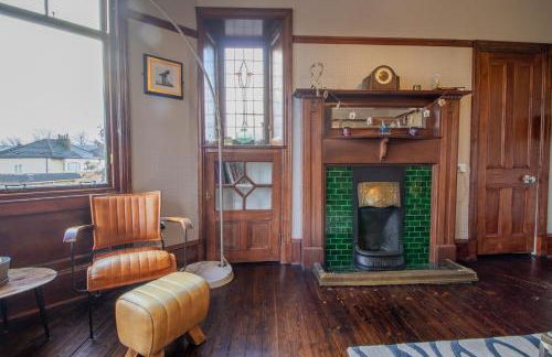 Beautiful, traditional 2 bed flat w free parking - Pass the Keys - Photo 1