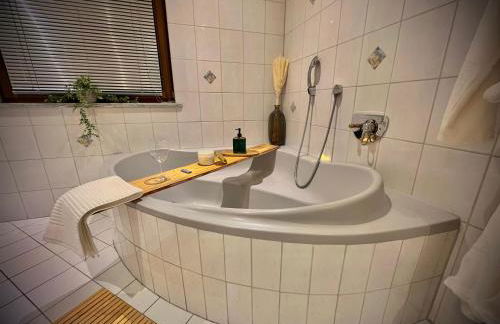 Stay by Home Deluxe Apartment WiFi-PS4-TV-Loft-Bath-Kitchen - Foto 45