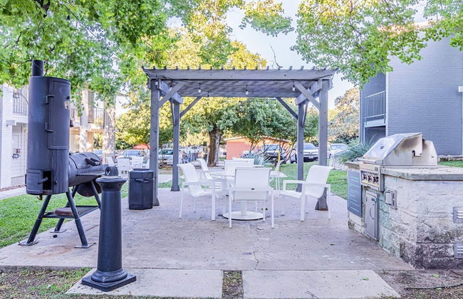 Soco 2BR Corner Suite w Pool King bed Fast Wifi - Photo 25