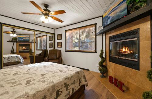 Entire Cabin, Walk to Ski Slopes, Hot Tub, Pet Friendly, Fast WiFi, 2 Parking, 2 Fireplace, Wash & Dryer, Fenced, Fire Pit, BBQ, Hike, Golf, Zoo - Foto 8