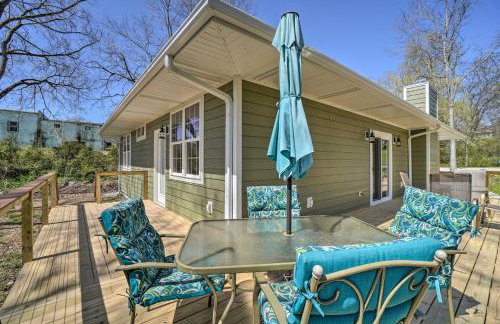 Modern Retreat with Deck Walk to White River! - Foto 23