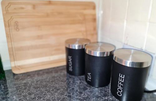 Large 3 Bed Flat, Free Parking-by Holiday Homes - Foto 15