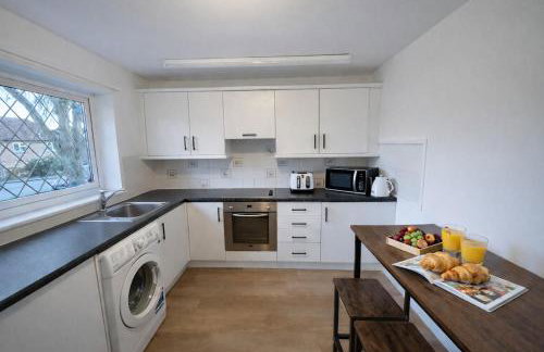 4 Bed Cosy Home w Free parking, Pets Welcome - Foto 17