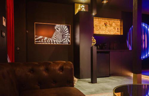 Love Room Les Private Places - Lit King Size et Jacuzzi Privé - Photo 17