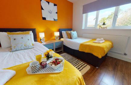 Beautiful & Spacious with 2 Free Parking Spaces - SRK Accommodation - Photo 5