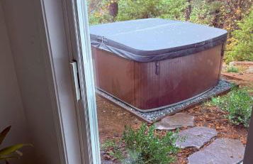 Saltwater Hot Tub, Forest Retreat, Minutes to Town - Foto 35