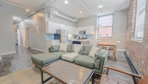 Lavishly Designed Home With Office Close to T - Photo 5