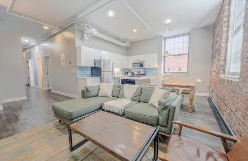 Lavishly Designed Home With Office Close to T - Photo 5