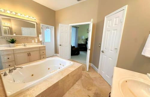 Luxurious 4-Bedroom House with Pool - Foto 40