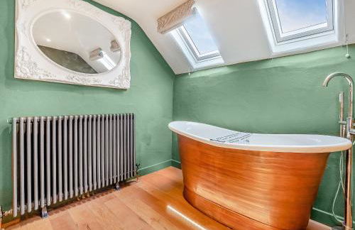 Queens Barn - Photo 20