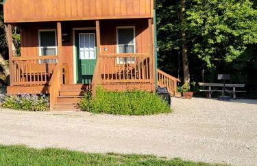 Comfortable Camping Cabins with View of the Cedar River for a Family Weekend Getaway - Foto 1