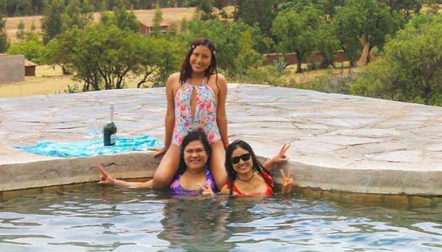 Amies profitant des bains thermaux