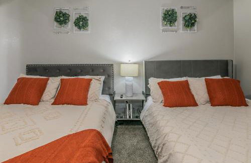 Cozy 2BR Farmhouse Apt - Sleeps 8 - FREE Parking! - Photo 31