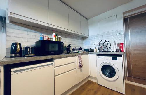 Private 2 Bed Guest House - Van Parking, M25 & A1 connections - Foto 12