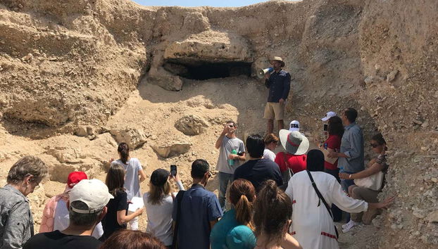 Écoutez les explications du guide dans un chantier de fouilles
