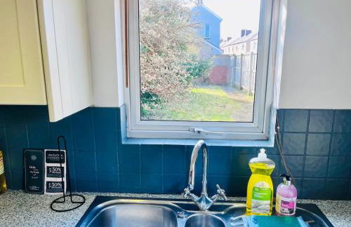 Charming End of Terrace Home with Garden - Foto 17