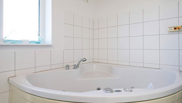 8 Person Holiday Home on a Holiday Park in Lokken - Foto 5, Baño