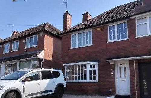 Brackenfield House in Great Barr, Birmingham near the Alexander Stadium and near the M6, with free WiFi, free parking and easy access to Walsall, West Bromwich, Aston Villa Football Ground, Star City and Birmingham City Centre - Foto 21