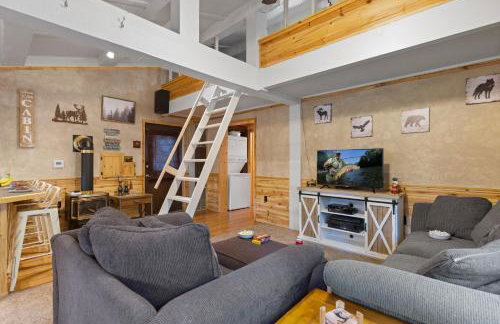 Hayloft Hollow by KABINO Fire Pit Fireplace Loft with Low Ceiling High Chair WiFi - Foto 17