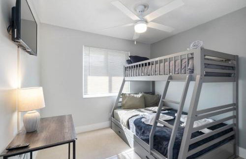 Roxanas 3bed 2bath Home with Modern Interior and BBQ Backyard - Photo 40