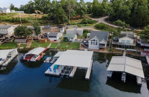 Beautiful Lake Front Home with Private Dock In Lick Branch Cove - Foto 49