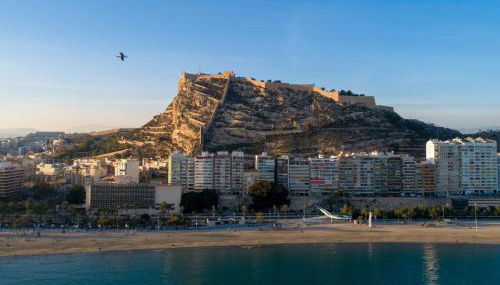 Apartment with Terrace and Sea View - Photo 2
