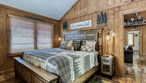 Er26 - Sasquatch Inn - Great Location! Close To Town Resort Pool! 2 Bedroom Cabin by RedAwning - Foto 3, Habitación