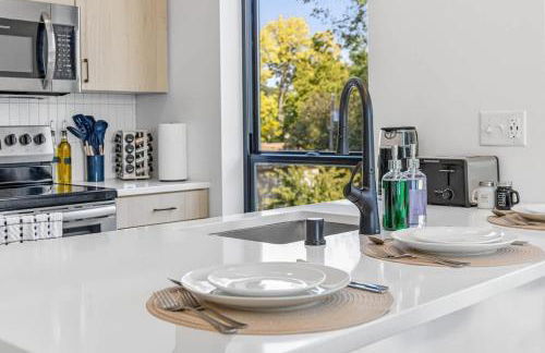 Lux 2BD Gym Rooftop Street Parking by DT UMN - Foto 8