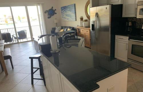 Luxury and Spacious Waterside Getaway - Foto 41