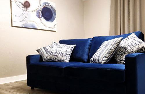 Beautiful Guesthouse, Sleeps 4 - Kitchen, Private Laundry, AC, Parking, 65' TV, Close to Stores, Restaurants & Beach - Foto 8