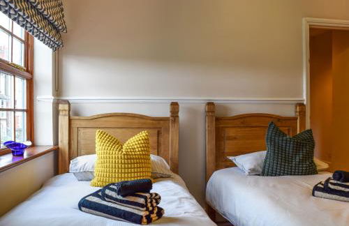 Queens Manor - Photo 14