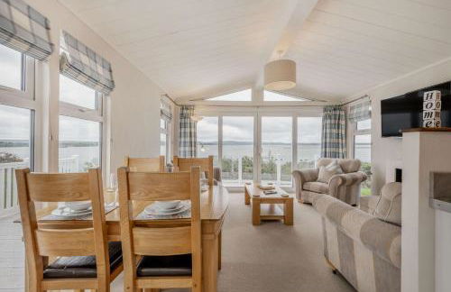 Bay View 2-Bed Lodge with Glorious Harbour View and Balcony - Photo 9