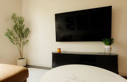 Above The Roots - Sophisticated 1BD Retreat - Photo 14