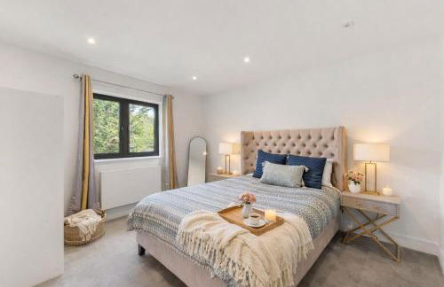 Luxury 4BR Smart Home with Smart Features, Garden, SkyStream & Free Parking - Sleeps Up To 8 in Gerrards Cross SL9 - Photo 15