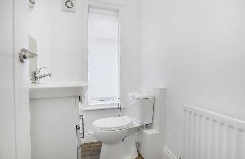 Spacious & Modern Oasis, 4-Bed House, Sleeps 7 - Foto 34