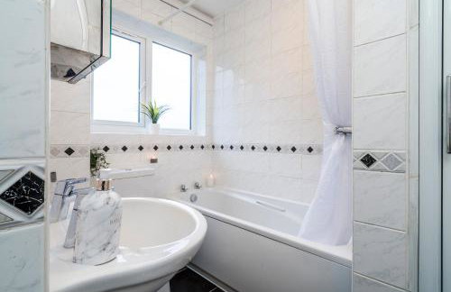 Mayflower 5-Bed Home, Contractors, Family, Harry Porter - Photo 11