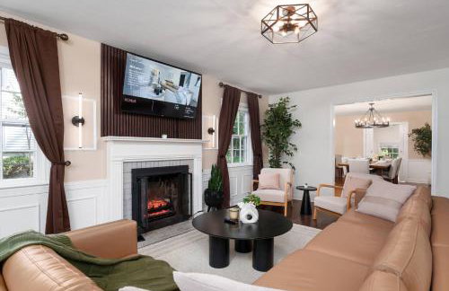 Exclusive Lux Home Near Town • Game Rm • Gym • 4BR - Photo 22